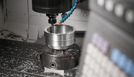 Quibus ita sceleste patratis paulu cruore perfusus reversus in sulam procul